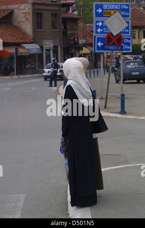 À Novi Pazar, Serbie, 28 avril 2002 ---- habillé traditionnellement les femmes musulmanes du shopping dans le sud de la ville serbe de Novi Pazar, près des frontières du Monténégro, du Kosovo et de la Bosnie. Un renouveau religieux est en train de prendre place parmi de nombreux de l'Europe 40 millions de fidèles de l'Islam. Banque D'Images