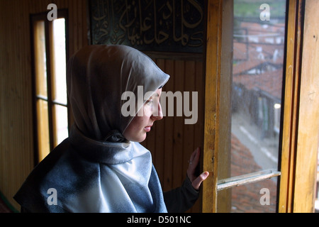 À Novi Pazar, Serbie, 28 avril 2002 --- une femme musulmane dans le sud de la ville serbe de Novi Pazar, près des frontières du Monténégro, du Kosovo et de Bosnie, prépare pour le culte dans une mosquée locale. Un renouveau religieux est en train de prendre place parmi de nombreux de l'Europe 40 millions de fidèles de l'Islam. Banque D'Images