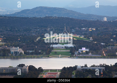 Vue aérienne élevée au coucher du soleil sur le lac Burley Griffin à La Maison du Parlement sur le Capital Hill Canberra Australie Banque D'Images