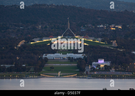 Vue aérienne élevée au coucher du soleil sur le lac Burley Griffin à La Maison du Parlement sur le Capital Hill Canberra Australie Banque D'Images