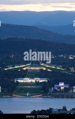 Vue aérienne élevée au coucher du soleil sur le lac Burley Griffin à La Maison du Parlement sur le Capital Hill Canberra Australie Banque D'Images