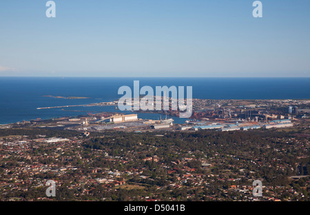 Vue en direction de Port Kembla from Mt Kiera [Mont Keira] Lookout Côte sud de la Nouvelle-Galles du Sud Australie Banque D'Images