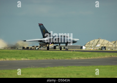 Un avion de chasse au décollage Banque D'Images