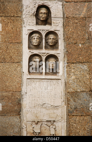 L'art romain, pierre tombale datant du 1er siècle de notre ère. Réutilisée au Moyen Age pour construire la porte de la ville de Porta Nuova à Milan. L'Italie. Banque D'Images