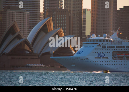 P&O Pacific Pearl Cruise Ship passing Opéra de Sydney Sydney, Australie Banque D'Images