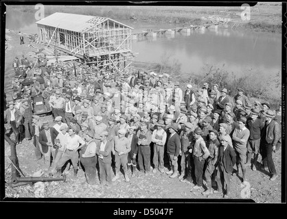 Un groupe montrant certains des hommes travaillant au barrage Norris, Novembre 1933 Banque D'Images