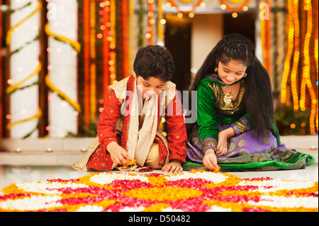 Les enfants, source de rangoli sur Diwali Banque D'Images