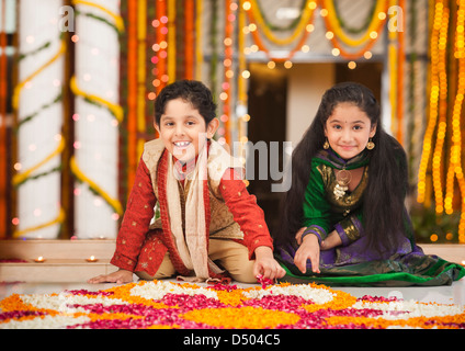 Les enfants, source de rangoli sur Diwali Banque D'Images