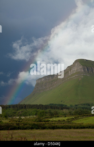 Arc-en-ciel sur la montagne Benbulbin, Comté de Sligo, Irlande. Banque D'Images