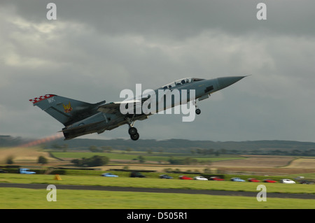 Un avion de chasse au décollage Banque D'Images