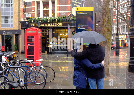 Les touristes dans la pluie à Londres Banque D'Images