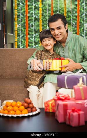L'homme et son fils célébrant Diwali Banque D'Images