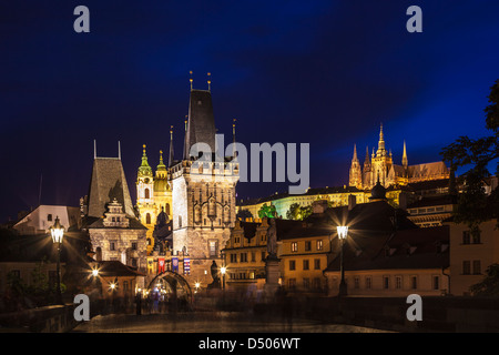 Crépuscule sur le Pont Charles vers le château de Prague et cathédrale Saint-Guy St au-dessus de la Ville Basse (Malá Strana). Banque D'Images