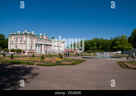 Les jardins du musée d'art du palais de Kadriorg d'Estonie sur A.Weizenbergi dans le parc de Kadriorg, Tallinn, Estonie, Etats baltes Banque D'Images