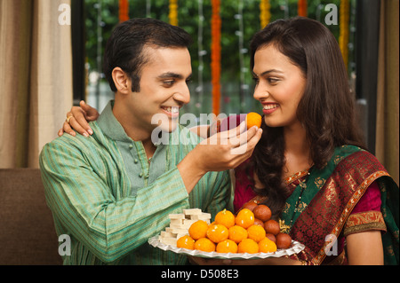 L'alimentation de l'homme à sa femme laddoo sur Diwali Banque D'Images