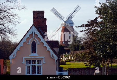 Thaxted, Essex, Angleterre. 21 mars 2013 vu ici : les hospices et John Webb's moulin à vent. Banque D'Images