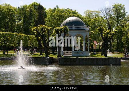 Une maison d'été au milieu d'un étang ornemental dans le parc Kadriorg à Tallinn, Estonie, Etats baltes Banque D'Images