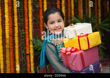 Girl holding une pile de cadeaux de Diwali Banque D'Images