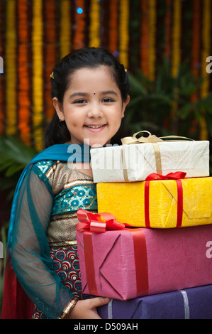 Girl holding une pile de cadeaux de Diwali Banque D'Images