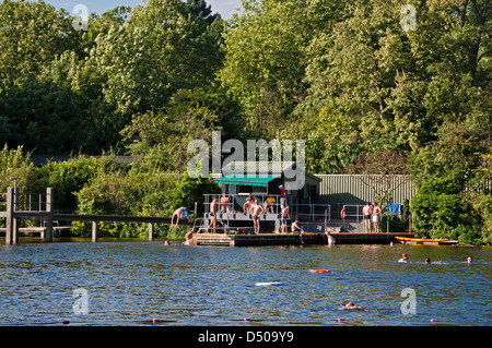 Londres, Hampstead Heath, Highgate ponds, mens bassin de baignade. Banque D'Images