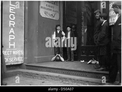 Bowling les garçons. Beaucoup de ces travaux jusqu'à tard dans la nuit. New Haven, Conn., Mars 1909 Banque D'Images