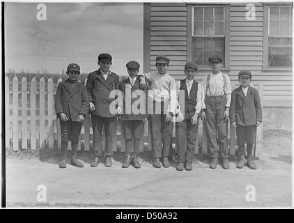 Ce sont certaines des balayeurs et mule prix garçons travaillant dans Queen Valley Mill, Avril 1909 Banque D'Images