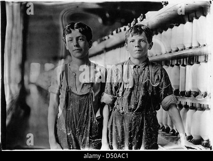 Salle de filature de mules dans le moulin à coton de Chace. Main gauche - Leopold Daigneau, Arsene Lussier, les garçons de dos. Burlington, Vermont, mai 1909 Banque D'Images