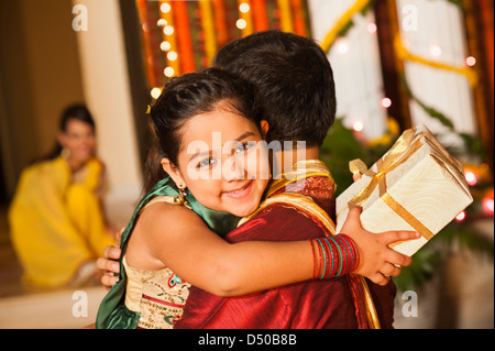 Girl hugging son père, le Diwali Banque D'Images