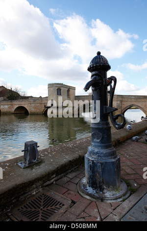 Pompe à eau à main le quai St Ives Cambridgeshire Angleterre Banque D'Images