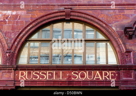 Le nom de la station de métro Russell Square affichée sur l'immeuble des tuiles rouges. Banque D'Images