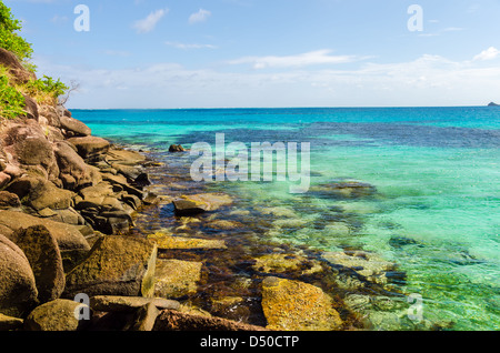 Vue sur mer des Caraïbes et les rochers sur la rive d'une île de San Andres y Providencia, COLOMBIE Banque D'Images