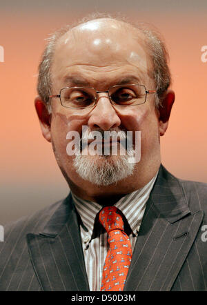 Berlin, Allemagne. Le 20 mars 2013. Indian-British auteur Sir Salman Rushdie est représenté au cours de la 7ème 'Reemtsma Liberté Awards' à Berlin, Allemagne, le 20 mars 2013. Photo : Britta Pedersen/dpa/Alamy Live News Banque D'Images