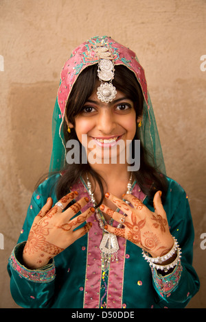 Une jolie jeune fille omanaise avec tatouages au henné portant un costume traditionnel et coiffure Banque D'Images