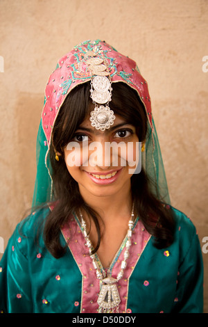 Une jolie jeune fille omanaise avec tatouages au henné portant un costume traditionnel et coiffure Banque D'Images