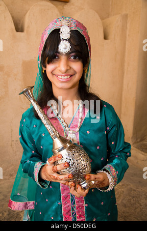 Une jolie jeune fille omanaise avec tatouages au henné portant un costume traditionnel et coiffure Banque D'Images