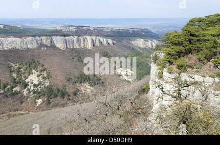 Le mouvement des nuages sur la montagne. La Crimée. L'Ukraine. Baba-Dag du plateau. Mangup-Kale Cave City. XIV-XVIII siècles Banque D'Images