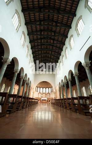 L'Italie, l'Emilie Romagne, Ravenne, San Giovanni Evangelista, vue sur l'intérieur de l'Église nef principale Banque D'Images