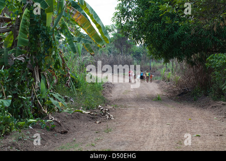 Groupe familial élargi amérindiennes d'une mère et filles et garçons de la tribu Arawak, sur leur chemin jusqu'à la rivière pour laver les vêtements. Banque D'Images