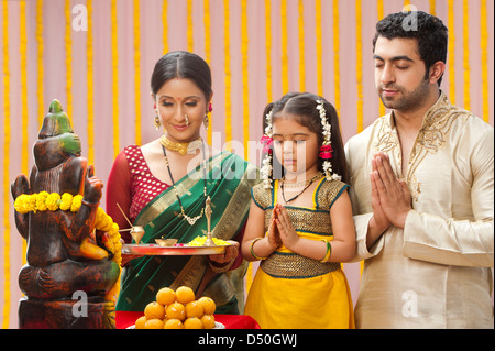 Famille Maharashtrian priant Seigneur Ganesha Ganesh Chaturthi à Banque D'Images