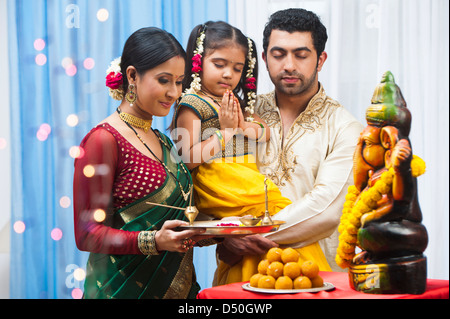 Famille Maharashtrian priant Seigneur Ganesha Ganesh Chaturthi à Banque D'Images