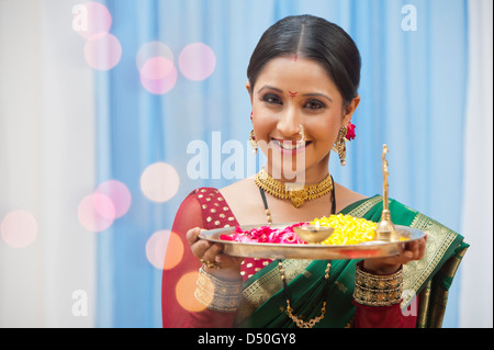 Femme tenant un Maharashtrian puja à Ganesh Chaturthi thali Banque D'Images