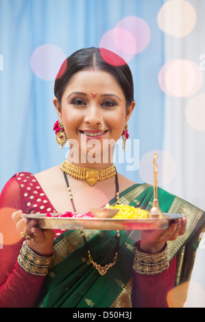 Femme tenant un Maharashtrian puja à Ganesh Chaturthi thali Banque D'Images