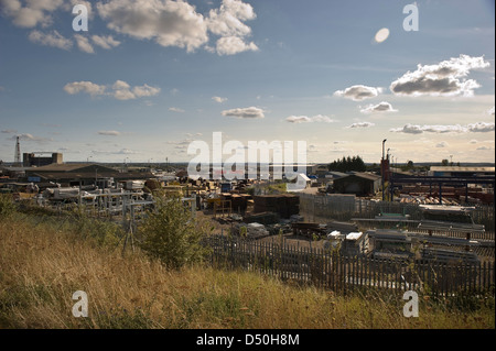 L'industrie légère et les disjoncteurs de mètres sur le côté de la Tamise juste à l'extérieur sur les marais d'Erith Dartford, Kent, UK Banque D'Images