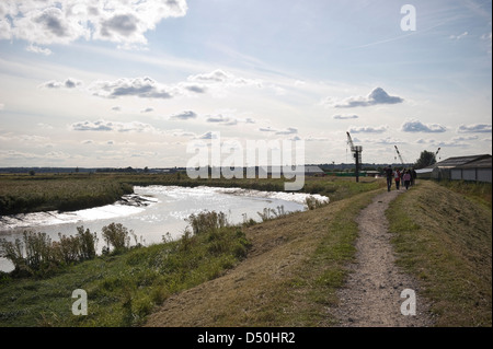 Barrières contre les inondations sur la rivière Darent près de Dartford, Kent, UK Banque D'Images