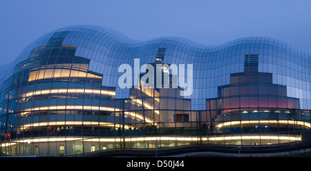 Gros plan de l'édifice, Sage Gateshead, dans la nuit. Banque D'Images