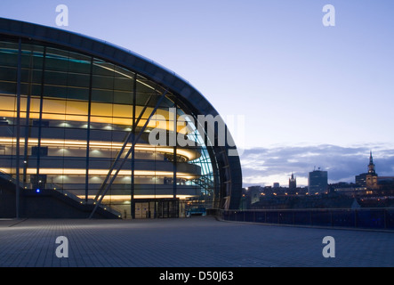 Le Sage bâtiment, Tyneside, avec toits de Newcastle dans l'arrière-plan. Banque D'Images