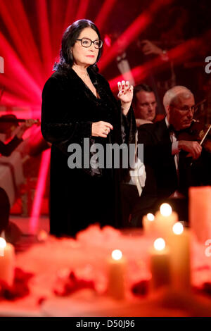 Die Sängerin Nana Mouskouri mit dem Filmorchester Babelsberg beim Adventsfest der 100000 Lichter im 27.11.2010 am Congress Centrum Suhl dans. Die Sendung wurde um 20:15 Uhr vivent dans der ARD ausgestrahlt. Banque D'Images