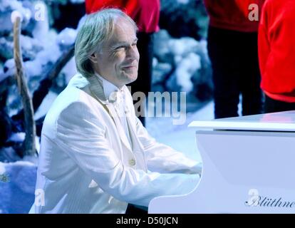 Le pianiste français Richard Clayderman effectue au cours de l'enregistrement de l'émission télévisée "spécial 100 000 lights" qui a été diffusé en direct à Suhl, Allemagne, 27 novembre 2010. Photo : Andreas Lander Banque D'Images