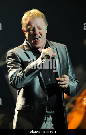 Le musicien britannique John Miles joue sur la scène pendant le Nokia Night of the Proms 2010 à Oberhausen, Allemagne, 28 novembre 2010. Le concert a été présenté dans 20 villes allemandes. Photo : Revierfoto Banque D'Images