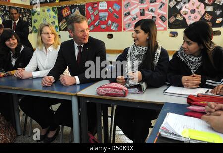 Le Président allemand Christian Wulff et sa fille Annalena (2-L) Visitez l'école secondaire luthérienne Talitha Kumi à Bethléem, dans les territoires palestiniens, le 30 novembre 2010. Les quatre jours de visite d'Etat du Président allemand Wulff prendra fin aujourd'hui avec sa visite dans les territoires palestiniens. Photo : RAINER JENSEN Banque D'Images